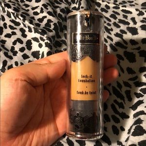 KAT VON D lock it foundation